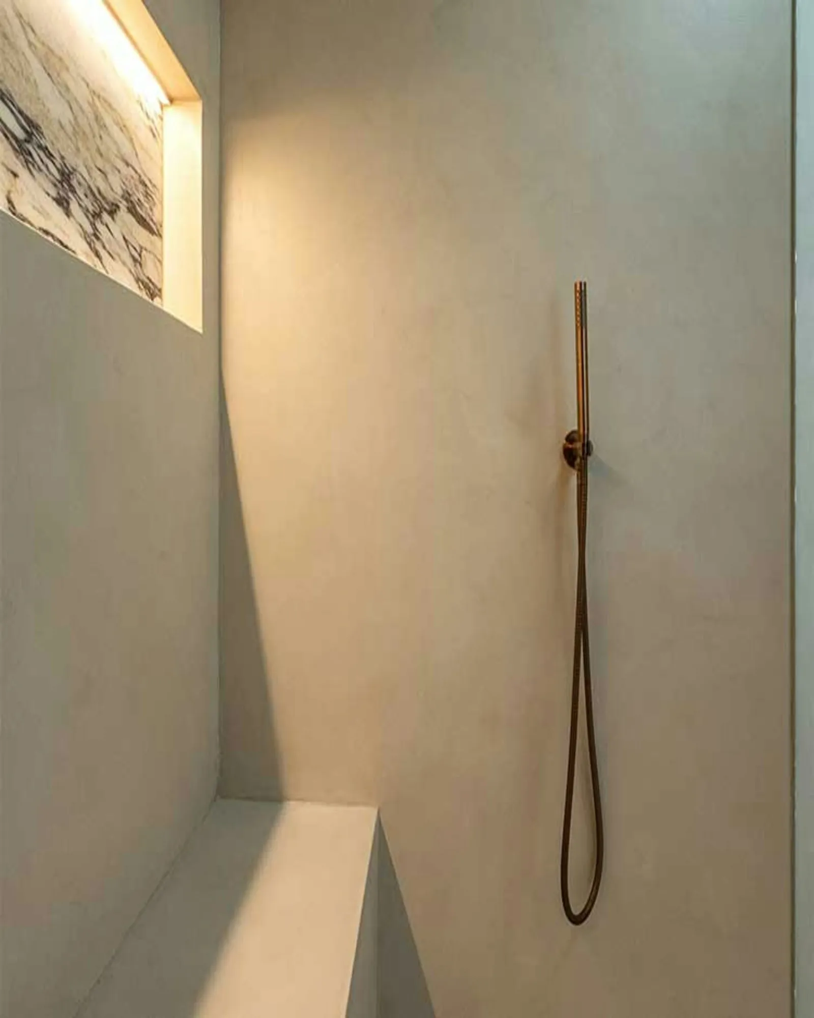 Baño con banca de obra y nicho, sin una sola junta