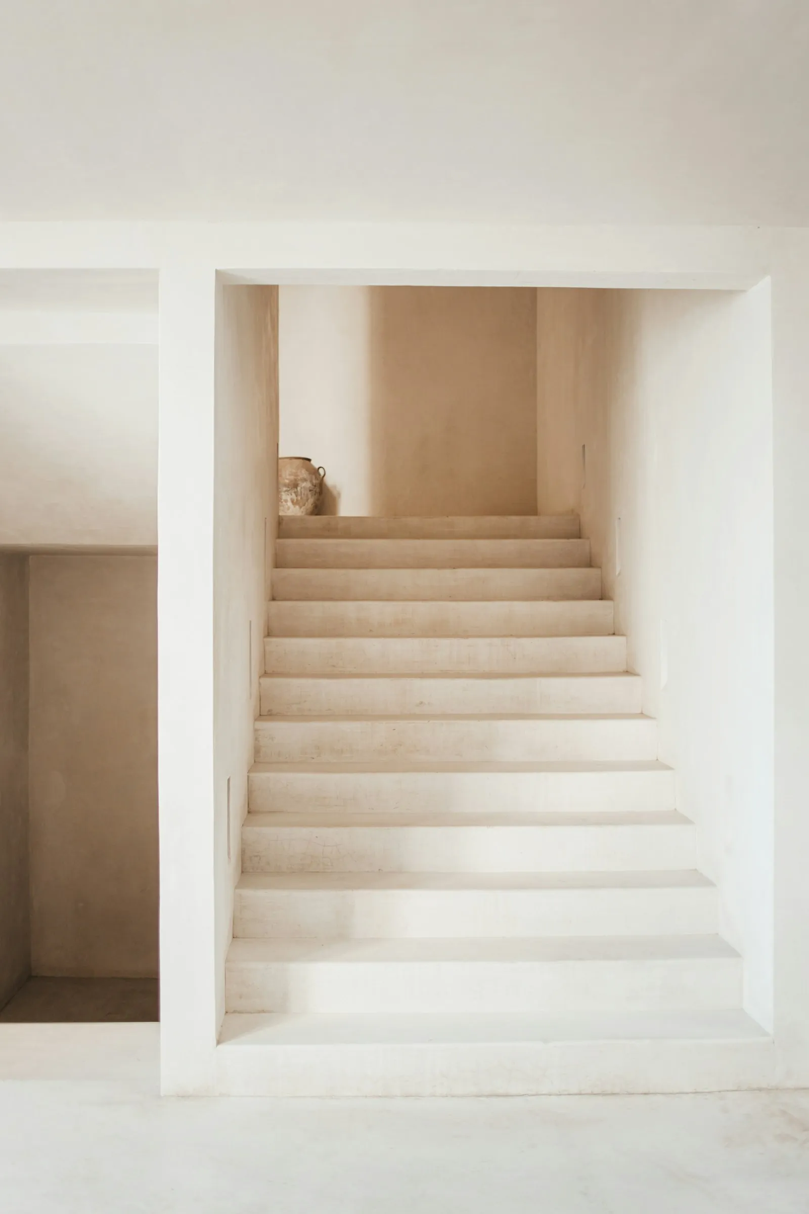 Escalera con muros, huellas y umbral del mismo acabado